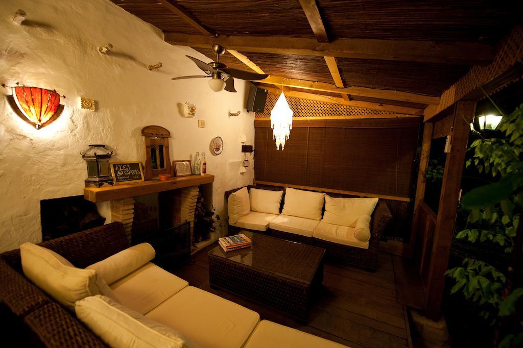 Cortijo La Haza Bed & Breakfast Iznájar Exterior photo